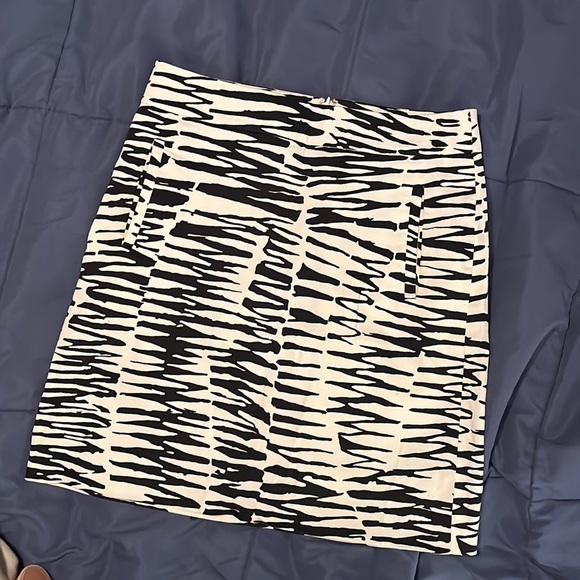 Banana Republic Trina Turk Collection size 2 skirt with side pockets. - Picture 1 of 4